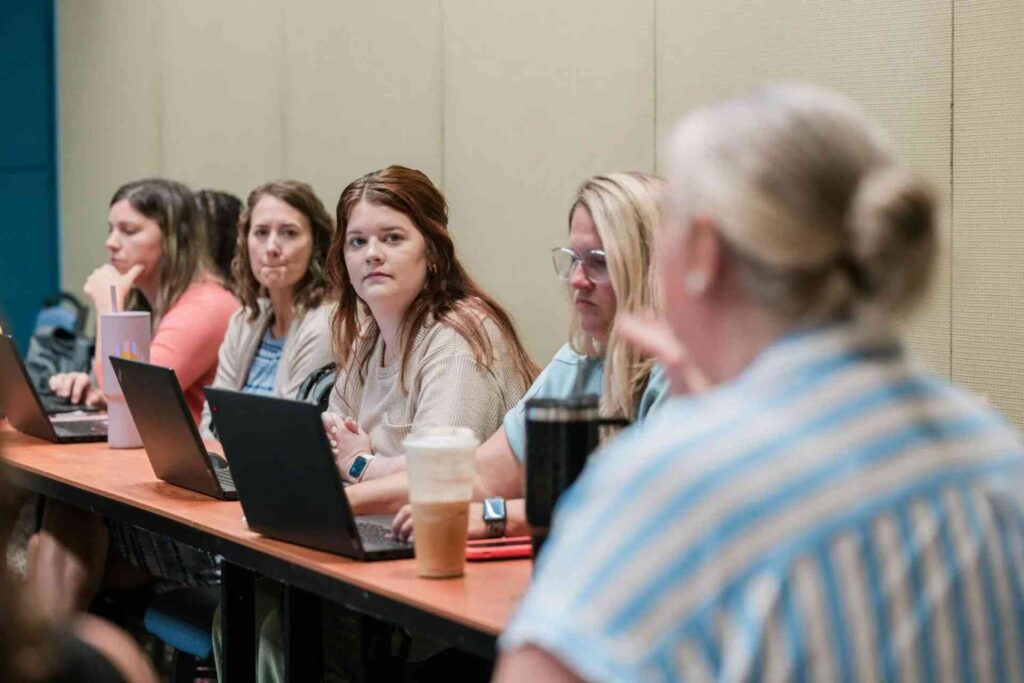 девушки на конференции