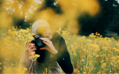 Студент-фотограф с камерой