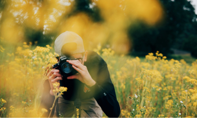 Студент-фотограф с камерой