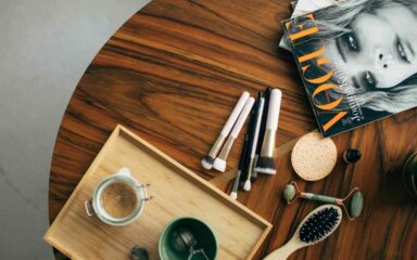 столик с журналом, щетками и расческой