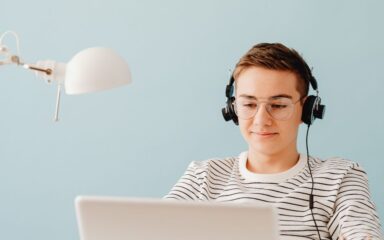 Студент в черных наушниках