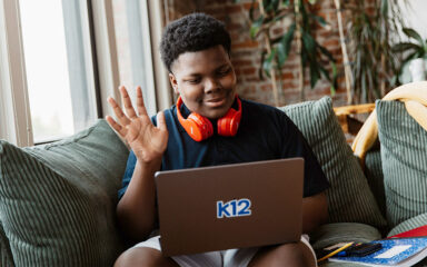 мальчик, приветствующий участников виртуальной встречи